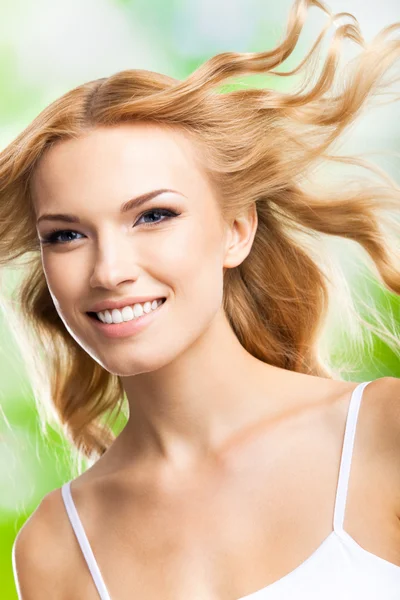 Boldog mosolygó nő, hosszú haj, szabadban — Stock Fotó