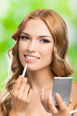 Makyaj fırça, açık ile gülümseyen kadın