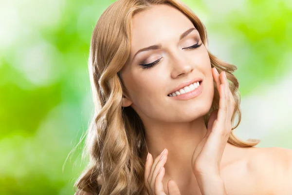 Gelukkig lachende vrouw met lang haar, buitenshuis — Stockfoto