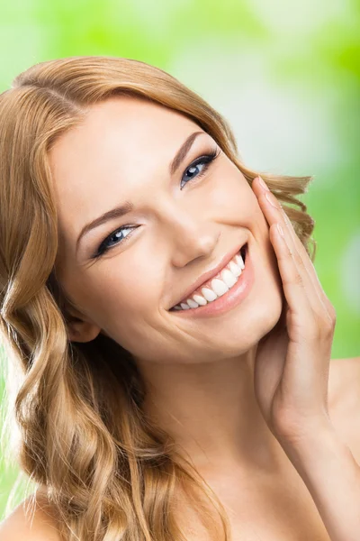 Glücklich lächelnde Frau mit langen Haaren, im Freien — Stockfoto