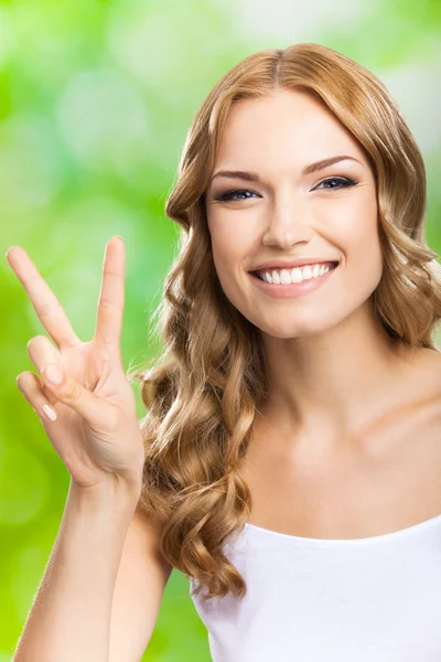 Woman, showing two fingers or victory gesture — Stock Photo, Image