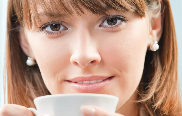 Empresaria con taza de café en la oficina —  Fotos de Stock