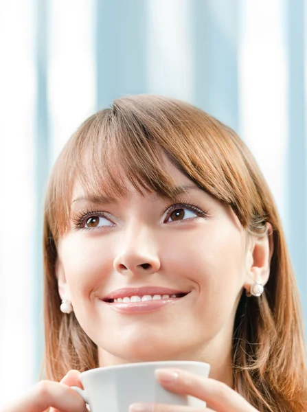 Geschäftsfrau mit Tasse Kaffee im Büro — Stockfoto