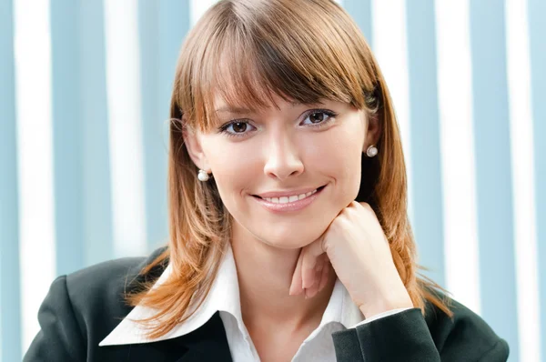 Geschäftsfrau im Büro — Stockfoto