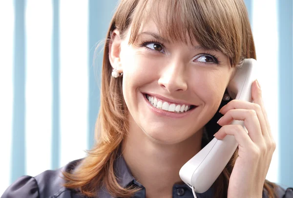 Mujer joven con teléfono, en la oficina — Foto de Stock