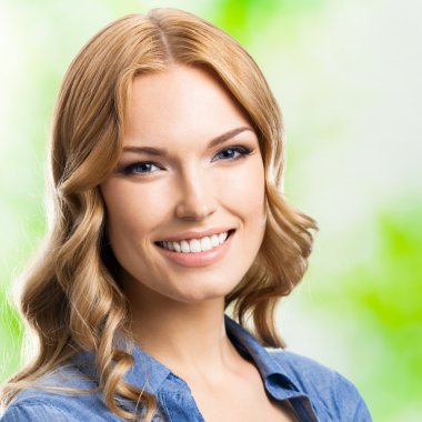 mutlu gülümseyen kadın uzun saçlı, açık