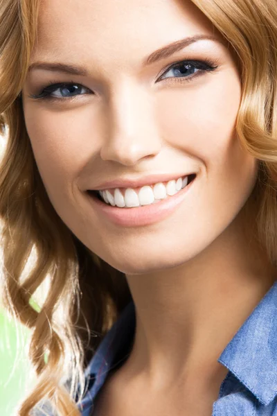 Felice donna sorridente con i capelli lunghi, all'aperto — Foto Stock