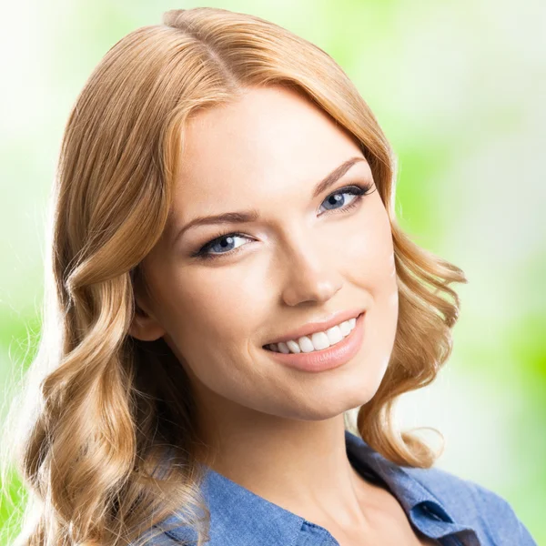 Gelukkig lachende vrouw met lang haar, buiten — Stockfoto