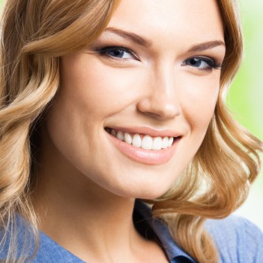 mutlu gülümseyen kadın uzun saçlı, açık