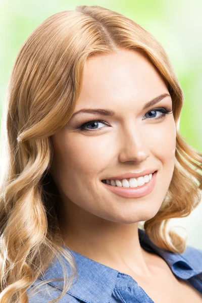 Šťastné usmívající se žena s dlouhými vlasy, venkovní — Stock fotografie