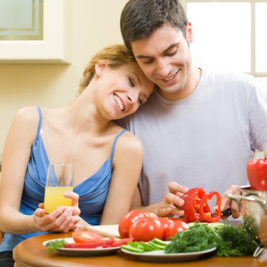 neşeli genç çift evde pişirme