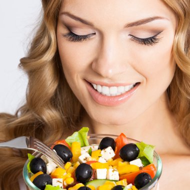 kadın üzerinde gri vejetaryen salatası ile