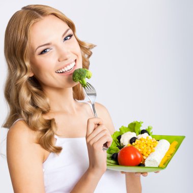 kadın üzerinde gri vejetaryen salatası ile