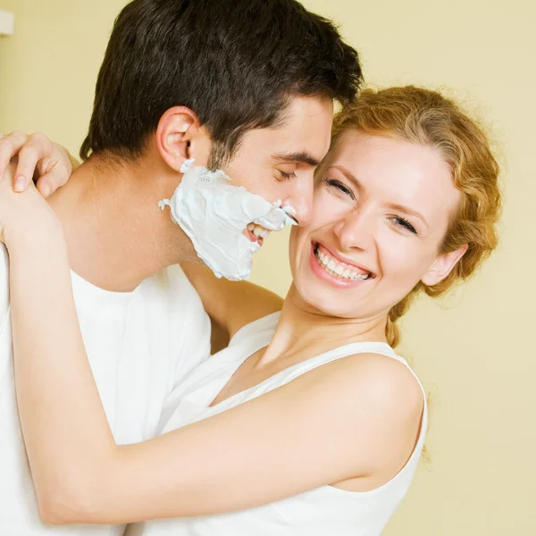 Alegre casal ter um diversão juntos — Fotografia de Stock