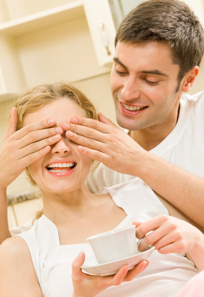 Веселая, улыбающаяся молодая пара, в помещении
