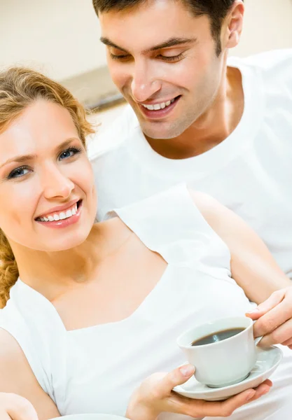 Χαρούμενο ζευγάρι με φλιτζάνια του καφέ, εσωτερική — Φωτογραφία Αρχείου