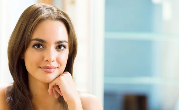 Retrato de mujer joven en casa — Foto de Stock