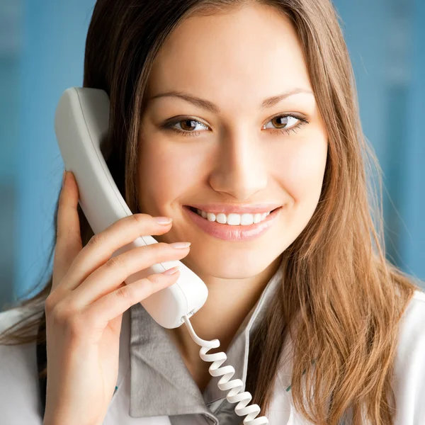 Junger Arzt am Telefon, im Büro — Stockfoto