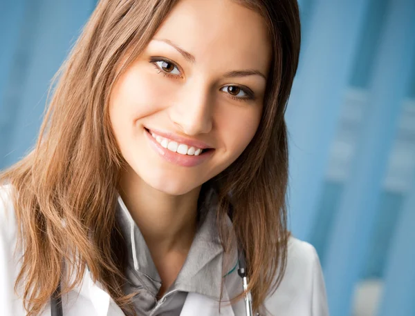 Alegre doctora en el consultorio — Foto de Stock