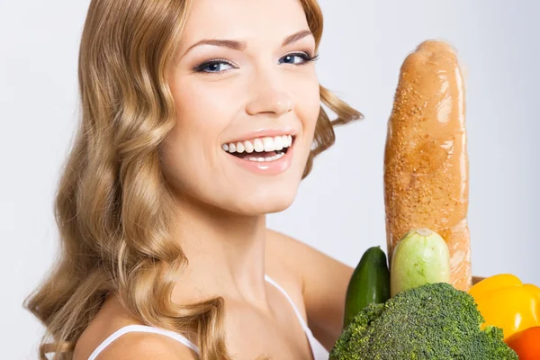Mulher com comida vegetariana — Fotografia de Stock