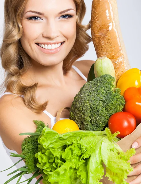 Mujer con comida vegetariana — Foto de Stock