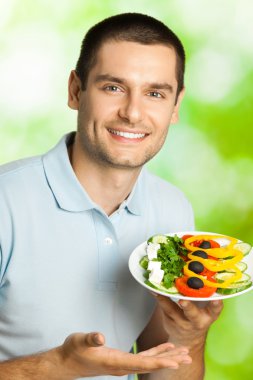 tabak salata, açık havada birlikte mutlu gülen adam