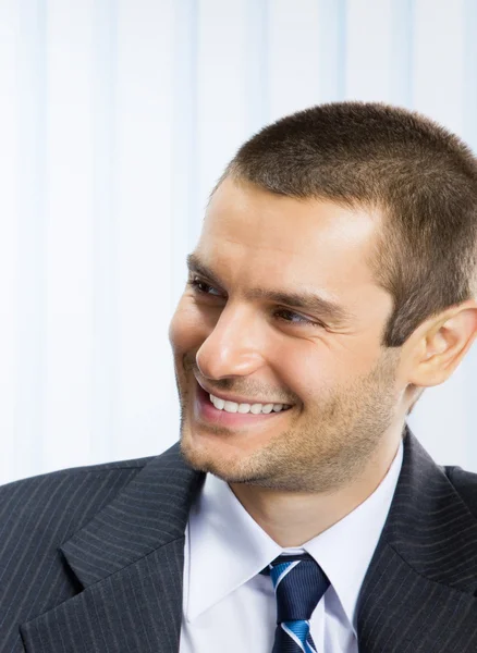 幸せな笑顔若いビジネスマン — ストック写真