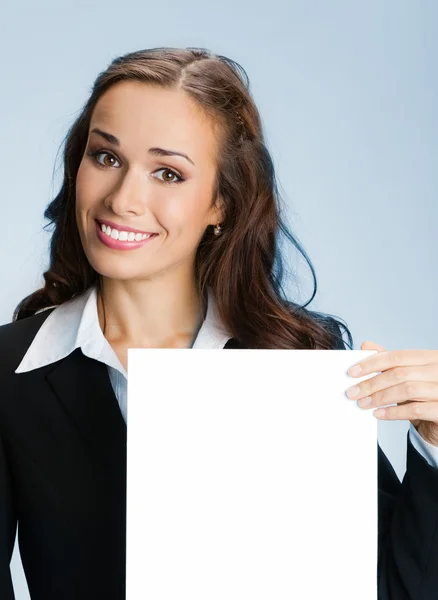 Geschäftsfrau zeigt Schild, über blau — Stockfoto
