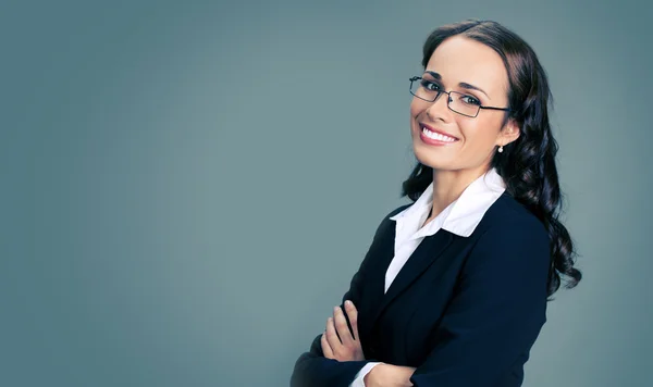 Mulher de negócios sorridente, sobre cinza — Fotografia de Stock