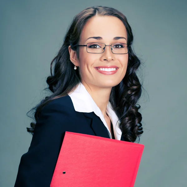 Affärskvinna med mappen, på grå — Stockfoto