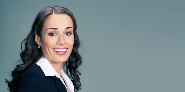 Retrato de jovem mulher de negócios sorridente — Fotografia de Stock