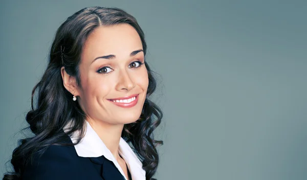 Портрет молодой счастливой улыбающейся деловой женщины — стоковое фото
