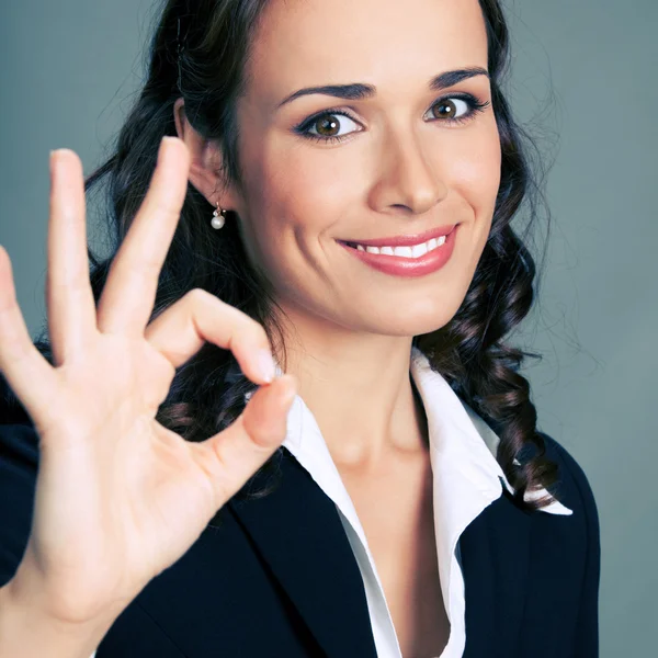 Mujer de negocios feliz con buen gesto, sobre gris — Foto de Stock