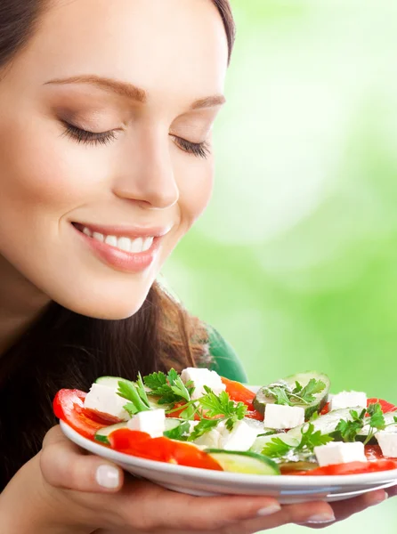 Portret van gelukkig lachende vrouw met plaat van salade — Stockfoto