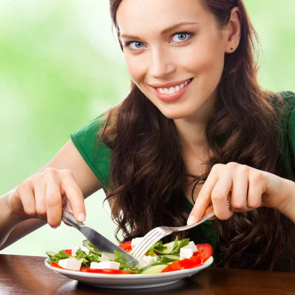 Portrait of happy smiling woman eating salad on plate, outdoor — Stock Photo, Image