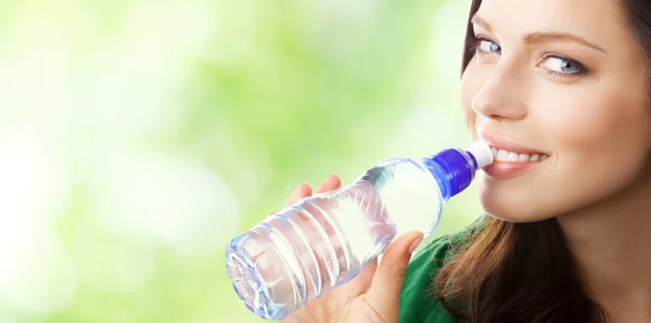 Donna che beve acqua dalla bottiglia, all'aperto — Foto Stock