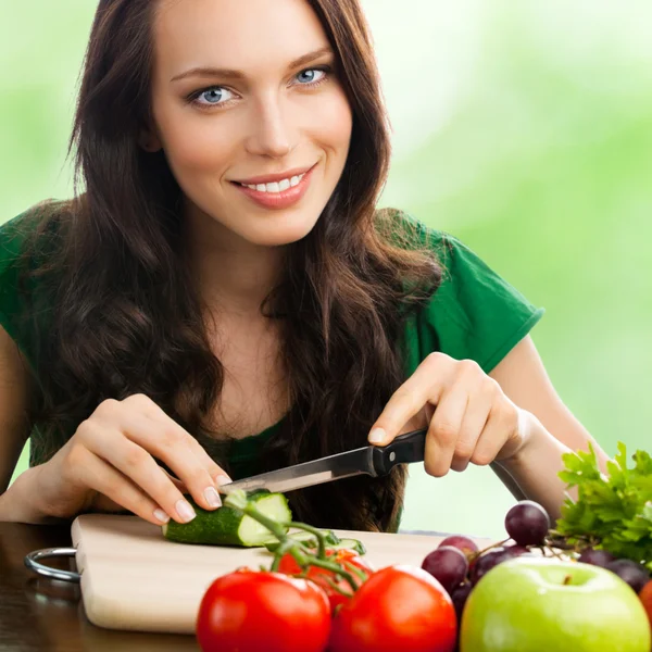 Mujer con comida vegetariana al aire libre —  Fotos de Stock