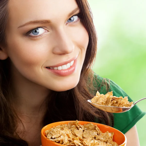 Frau isst Müsli oder Cornflakes, im Freien — Stockfoto