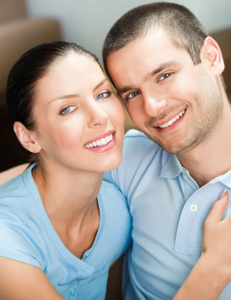 Jovem sorrindo casal atraente em casa — Fotografia de Stock