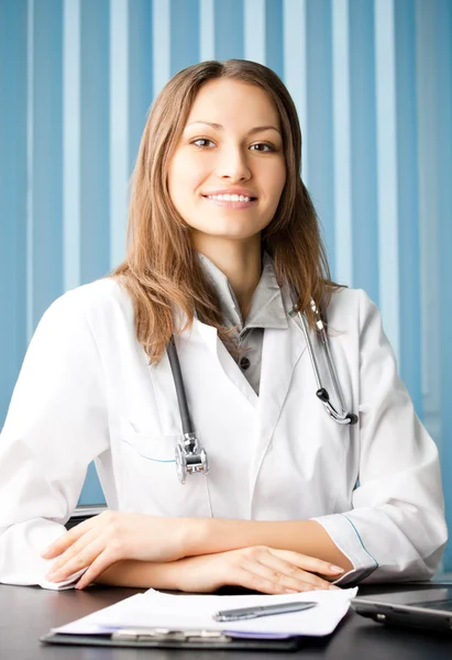 Wesoły kobieta lekarz w urzędzie — Zdjęcie stockowe