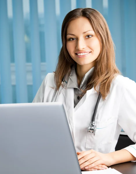 Veselý ženský lékař s notebookem — Stock fotografie