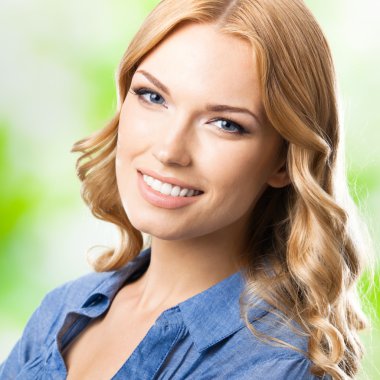 mutlu gülümseyen kadın uzun saçlı, açık