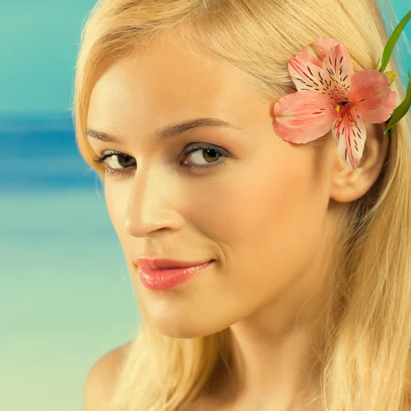 Gelukkig lachend mooie vrouw op strand — Stockfoto