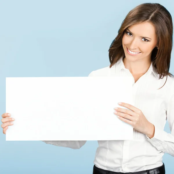 Empresária mostrando tabuleta, sobre azul — Fotografia de Stock