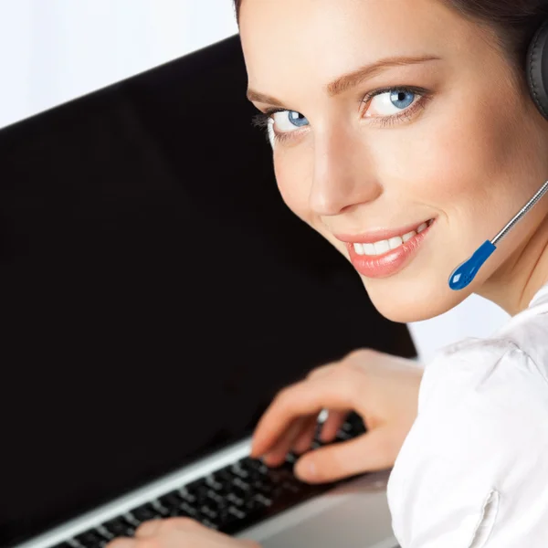 Operador de telefone em fone de ouvido com laptop, no escritório — Fotografia de Stock