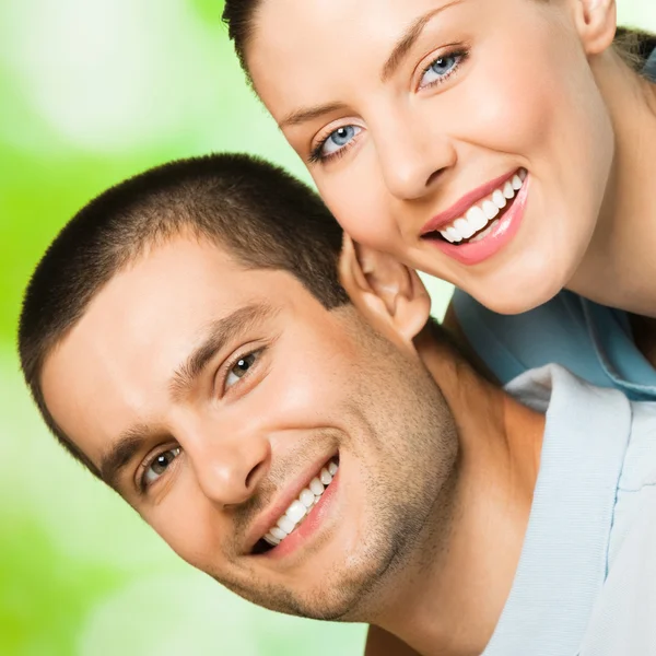 Feliz sorrindo casal atraente, ao ar livre — Fotografia de Stock