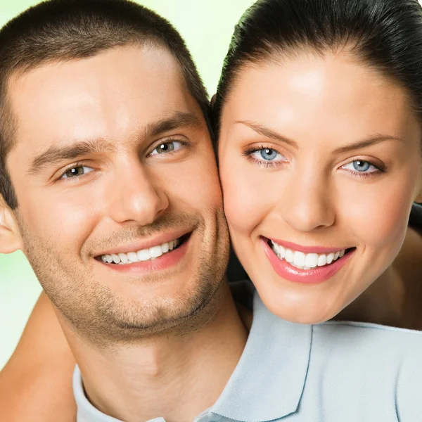 Feliz sorrindo casal atraente, ao ar livre — Fotografia de Stock