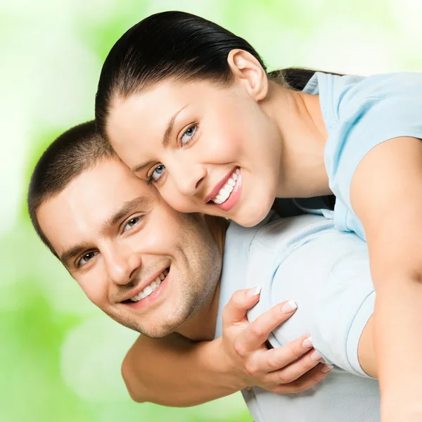 Retrato de pareja feliz, al aire libre — Foto de Stock