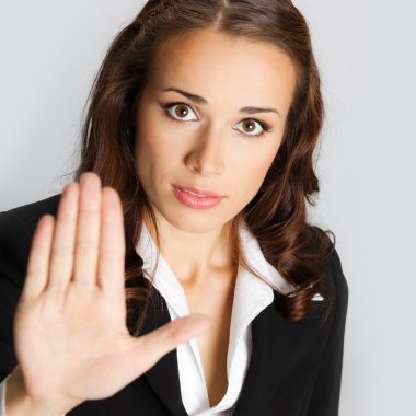  üzerinde gri bir stop jest ile iş kadını