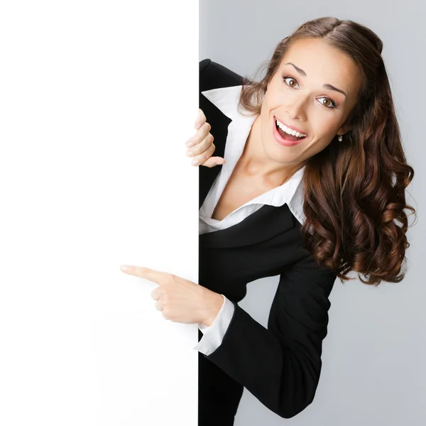 Geschäftsfrau mit Schild, auf grau — Stockfoto